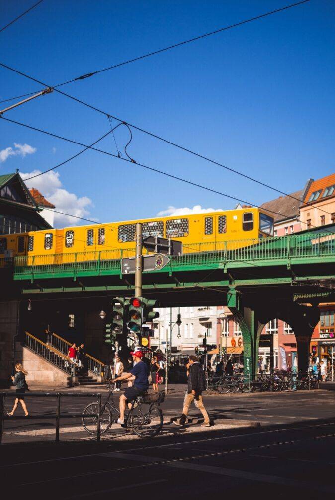 Berliner Stadtbild mit U-Bahn auf einer Brücke.