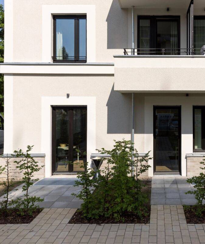 Die moderne Architektur fügt sich perfekt in das wohnliche Umfeld in Marzahn-Hellersdorf ein.